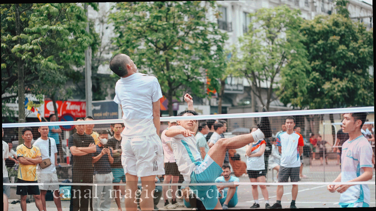 深青绿水面上的五条暗金路径线，分别指向五个服务模块节点